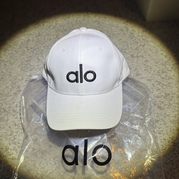 ALO Yoga White Hat Minimalist Design - Picture 1 of 2